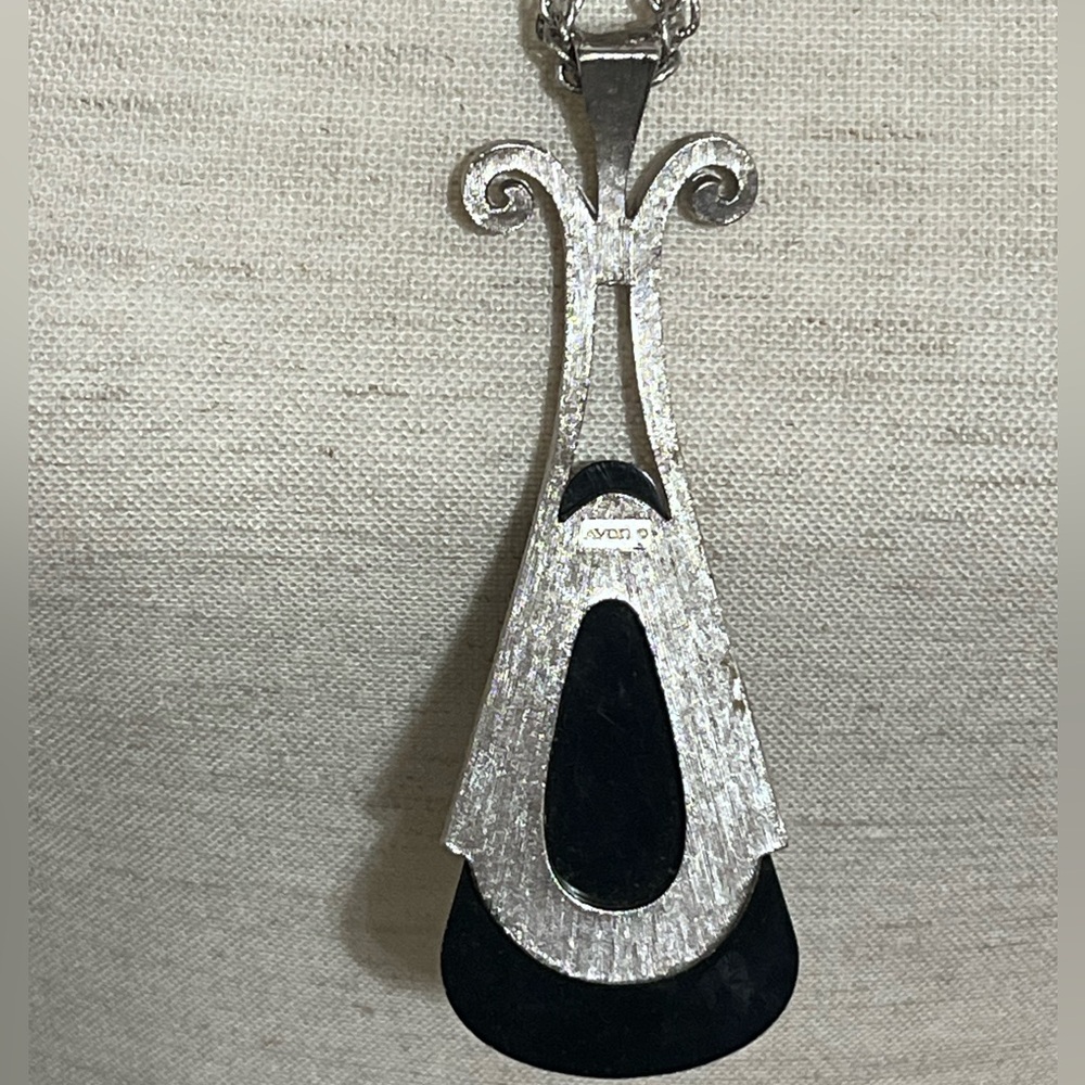 Vintage AVON Egyptian Revival Silver & Black Pendant Necklace - Picture 3 of 7